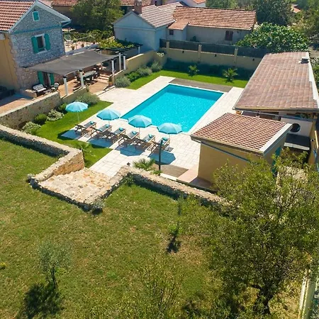 Villa Adele With Extra Large Pool, 82 Donje Rastane