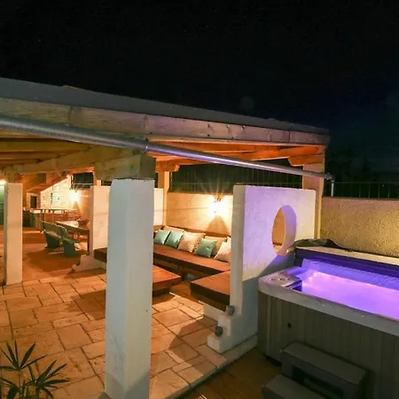Villa Adele With Extra Large Pool, 82