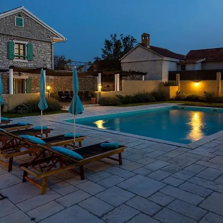 Villa Adele With Extra Large Pool, 82 Vila Donje Rastane