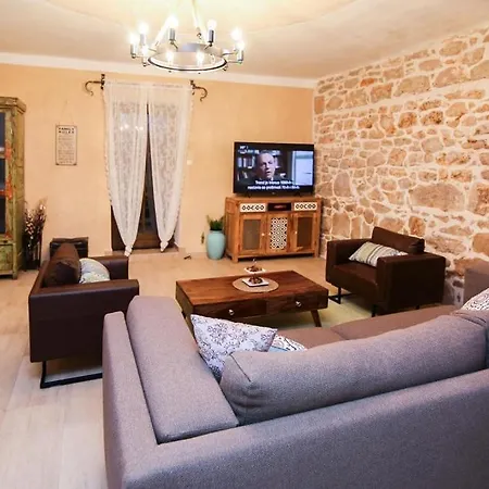 Villa Adele With Extra Large Pool, 82 * Donje Rastane
