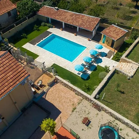 Villa Adele With Extra Large Pool, 82 Vila Donje Rastane