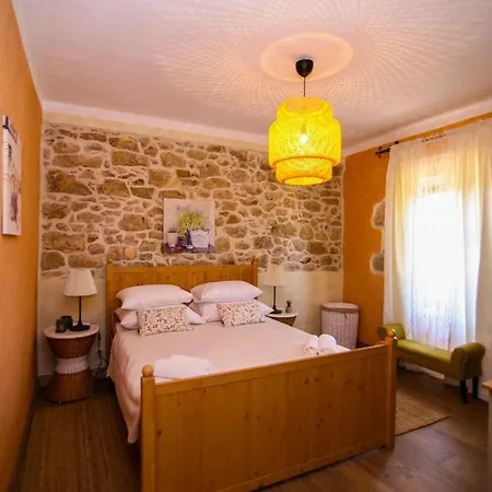 Villa Adele With Extra Large Pool, 82 Donje Rastane
