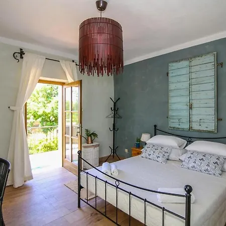 Villa Adele With Extra Large Pool, 82 Vila