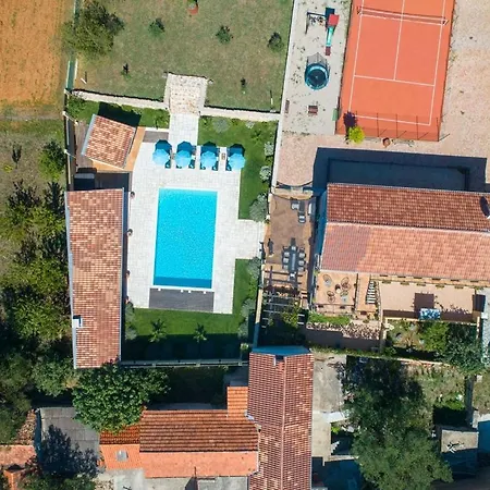Villa Adele With Extra Large Pool, 82 Vila
