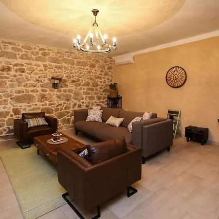 Villa Adele With Extra Large Pool, 82 Vila Donje Rastane