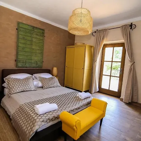 Villa Adele With Extra Large Pool, 82 Donje Rastane